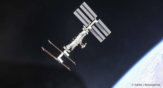 SpaceX将为国际空间站运送两块太阳能电池板